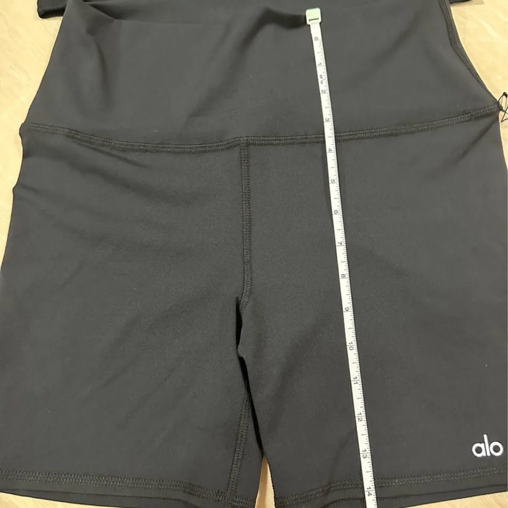 ALO Yoga Black Athletic Shorts with Wide Waistband - Picture 4 of 4